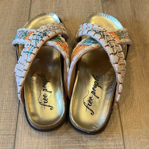 Free People Sandals REDUCED PRICE due to fading label in sole, see last pic - Picture 3 of 11